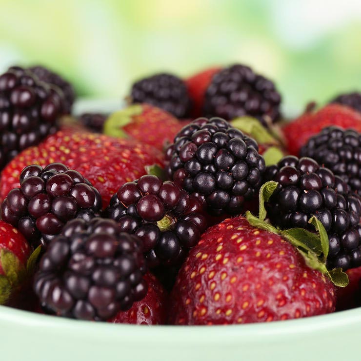 برای درمان آفتاب سوختگی چه بخوریم,strawberries-blackberries-توت فرنگی