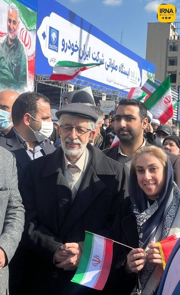 عکس یادگاری خانم «کم‌حجاب» با حداد عادل در راهپیمایی ۲۲ بهمن