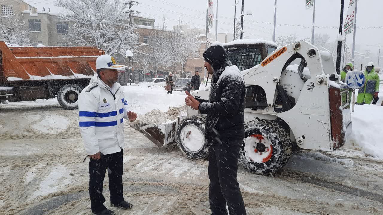 ادارات و مراکز آموزشی همدان فردا دوشنبه تعطیل شد