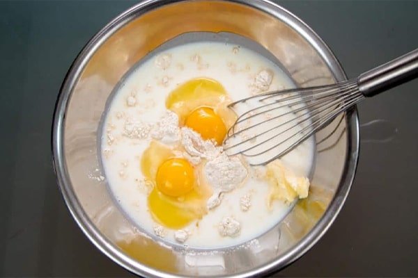 مخلوط کردن مواد تر برای طرز تهیه کیک خیس شکلاتی بدون فر