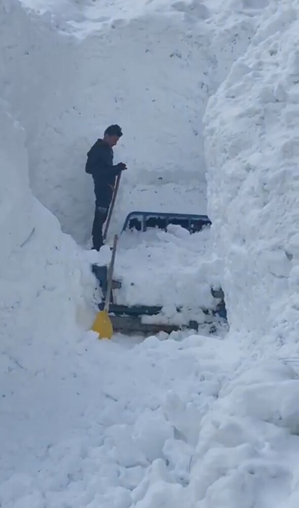 تصویر جالب از دفن شدن وانت نیسان زیر برف / عکس