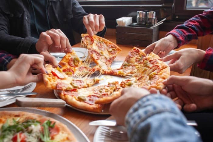 دقایقی بعد خوردن پیتزا چه اتفاقی در بدن می‌افتد؟