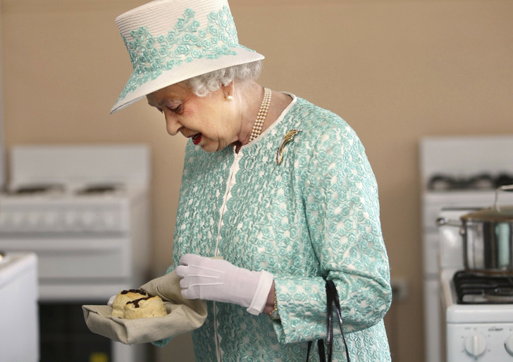 قوانین عجیب خانواده سلطنتی انگلیس در غذا خوردن